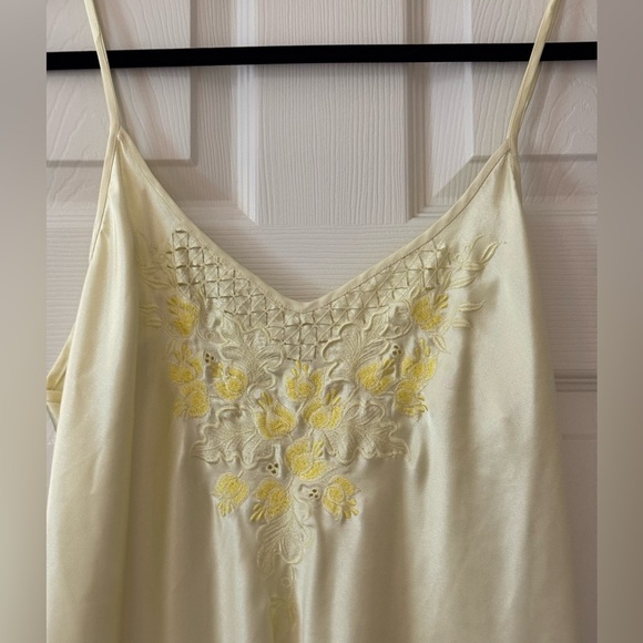Elegant Yellow Lace Trim Nightgown Set - Picture 4 of 13